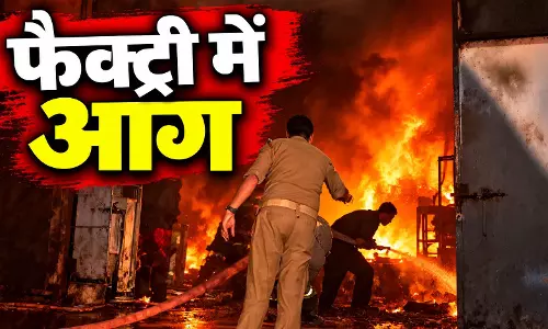फैक्ट्री में आग से मोबाइल बैटरी और मोटरसाइकिल के सामान जलकर खाक, ऑक्सीजन प्लांट को बचाया गया