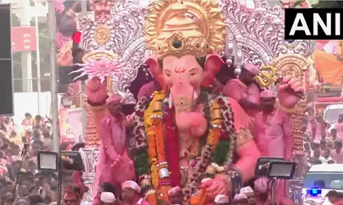 गिरगांव चौपाटी पहुंचे लालबागचा राजा, अंतिम दर्शन के लिए उमड़ा भक्तों का सैलाब