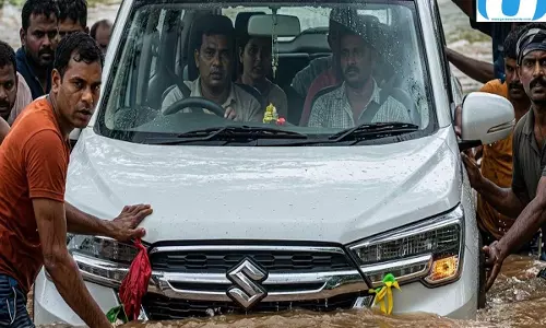 पानी तेज बहाव में फंसी कार, दो घंटे तक अटकी रहीं दो जिंदगियां