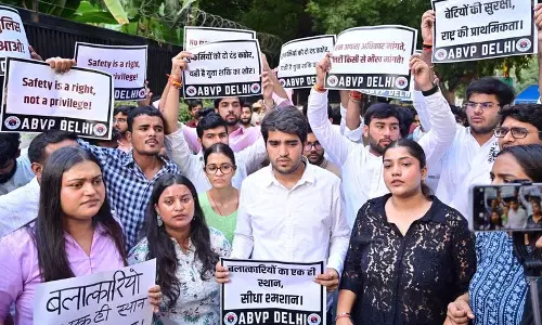 आस्था कुंज रेप के खिलाफ डीयू की छात्राओं ने मार्च निकाला आस्था कुंज रेप के खिलाफ डीयू की छात्राओं ने मार्च निकाला