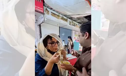 सर्राफा बाजार में स्ट्रीट फूड का लुत्फ उठाती नजर आईं दिव्या दत्ता, पहचान छिपाने के लिए लगाया मास्क सर्राफा बाजार में स्ट्रीट फूड का लुत्फ उठाती नजर आईं दिव्या दत्ता, पहचान छिपाने के लिए लगाया मास्क