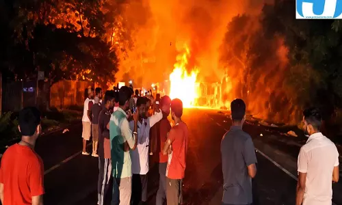 पिंडदान करने जा रहे श्रद्धालुओं की बस जलकर राख, बाल-बाल बचे 60 यात्री पिंडदान करने जा रहे श्रद्धालुओं की बस जलकर राख, बाल-बाल बचे 60 यात्री