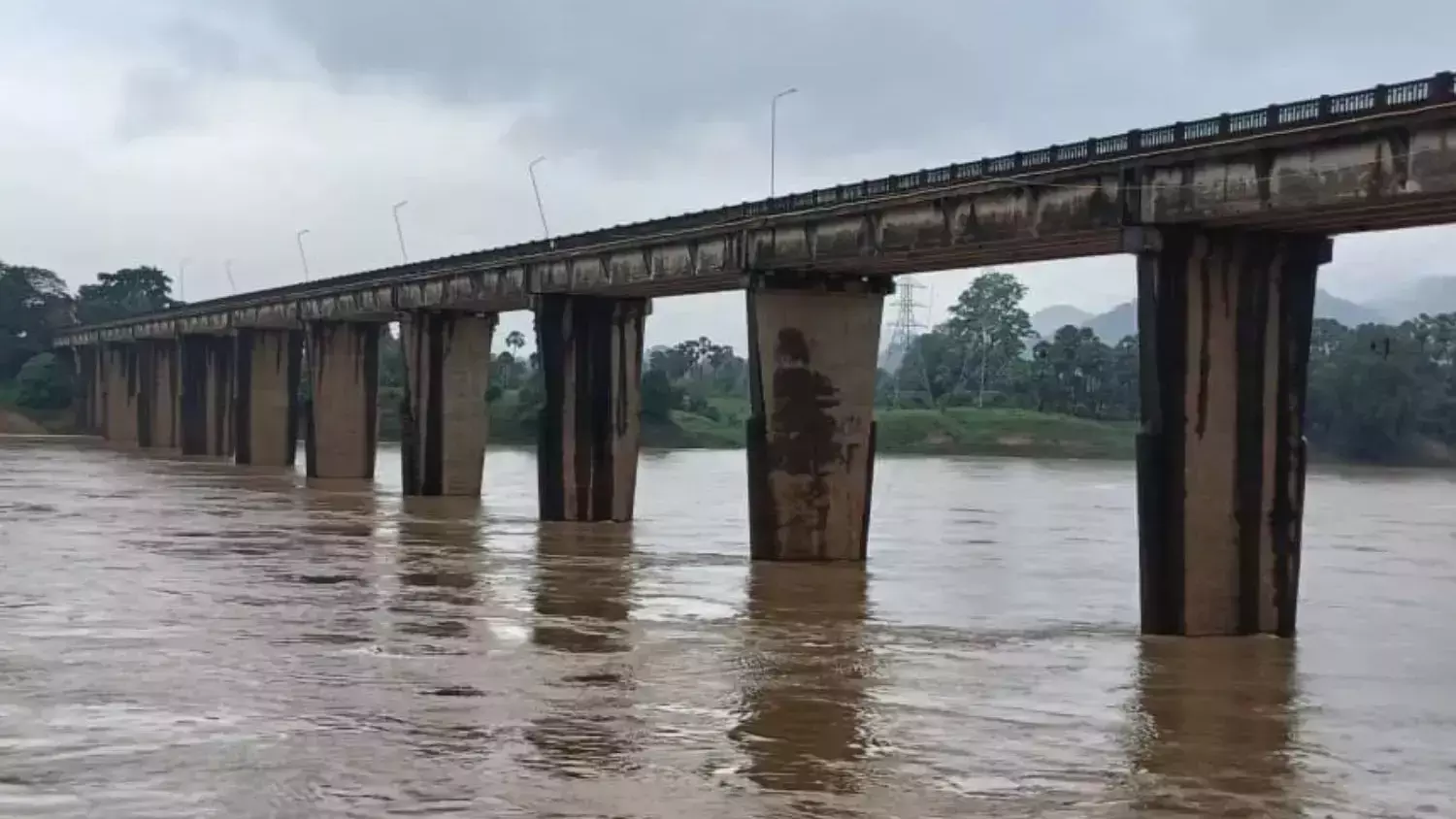 Andhra: सबरी नदी में बाढ़, जलस्तर बढ़ने से 68 परिवारों को निकाला गया Andhra: सबरी नदी में बाढ़, जलस्तर बढ़ने से 68 परिवारों को निकाला गया