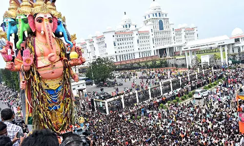 गणेश विसर्जन के बीच हैदराबाद पुलिस की अपील, मुख्य सड़कों पर जाने से बचें लोग गणेश विसर्जन के बीच हैदराबाद पुलिस की अपील, मुख्य सड़कों पर जाने से बचें लोग