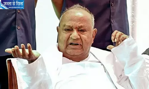 बिदादी किसानों के बीच पहुंचे निखिल कुमारस्वामी, देवेगौड़ा से वीडियो कॉल पर कराई बात बिदादी किसानों के बीच पहुंचे निखिल कुमारस्वामी, देवेगौड़ा से वीडियो कॉल पर कराई बात