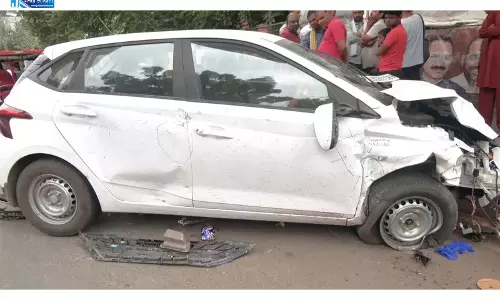 सुखदेव विहार मेट्रो स्टेशन के पास तेज रफ्तार कार ने ऑटो और रिक्शा को मारी टक्कर, एक की मौत
