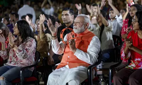 Gen-Z के भजन क्लब में पहुंचे पीएम मोदी Gen-Z के भजन क्लब में पहुंचे पीएम मोदी