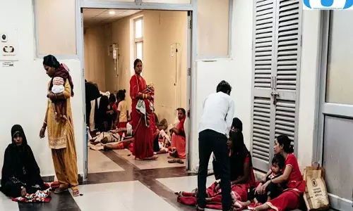 आधी रात अस्पताल में मचा हड़कंप, आग लगते ही नवजातों को लेकर भागीं महिलाएं आधी रात अस्पताल में मचा हड़कंप, आग लगते ही नवजातों को लेकर भागीं महिलाएं