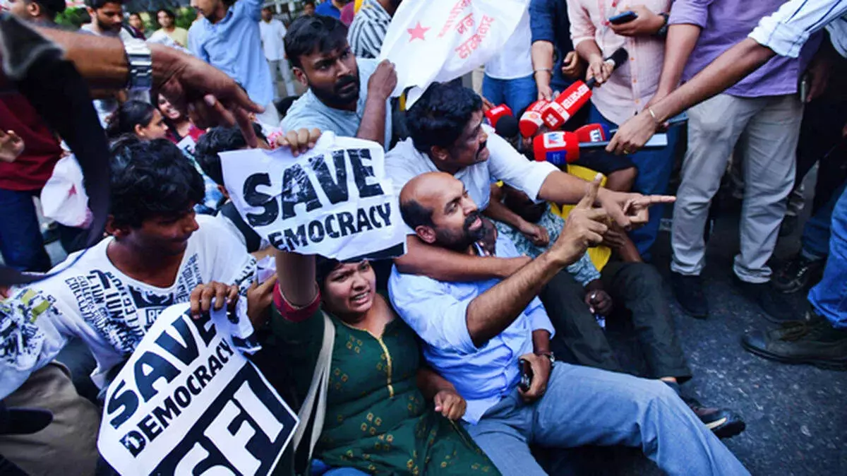 चौतरफा घिरे ज्ञानेश कुमार: NDA ने माँगा जवाब, सड़क पर उतरा विपक्ष चौतरफा घिरे ज्ञानेश कुमार: NDA ने माँगा जवाब, सड़क पर उतरा विपक्ष