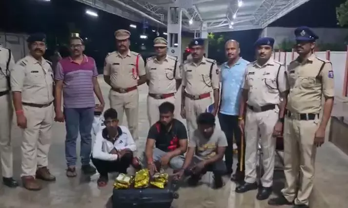 Andhra: हावड़ा-चेन्नई मेल में गांजा मिली चॉकलेट के साथ तीन युवक गिरफ्तार Andhra: हावड़ा-चेन्नई मेल में गांजा मिली चॉकलेट के साथ तीन युवक गिरफ्तार