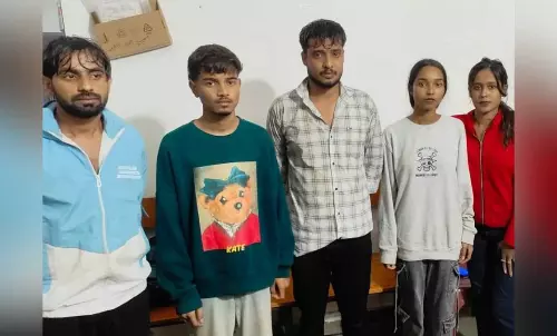 तेज बहाव में बही कार, पेड़ से लटककर पांच दोस्तों ने बचाई जान