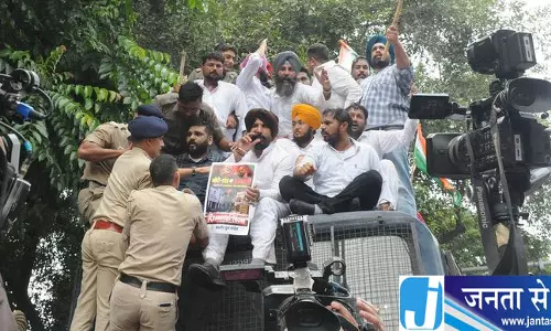 पंजाब कांग्रेस ने सीईसी को हटाने के विरोध में एकजुट होकर प्रदर्शन किया पंजाब कांग्रेस ने सीईसी को हटाने के विरोध में एकजुट होकर प्रदर्शन किया