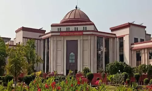 घरेलू हिंसा कानून का दायरा सिर्फ पति तक नहीं, CG हाईकोर्ट का महत्वपूर्ण फैसला घरेलू हिंसा कानून का दायरा सिर्फ पति तक नहीं, CG हाईकोर्ट का महत्वपूर्ण फैसला