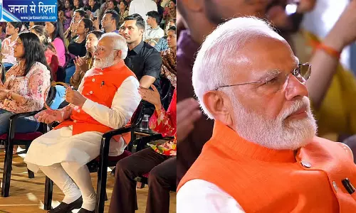 PM मोदी ने बजाई खंजरी, ‘हनुमान अंश’ के ‘पार्वती’ भजन पर झूमे; साधु तिवारी की प्रस्तुति ने बांधा समां PM मोदी ने बजाई खंजरी, ‘हनुमान अंश’ के ‘पार्वती’ भजन पर झूमे; साधु तिवारी की प्रस्तुति ने बांधा समां