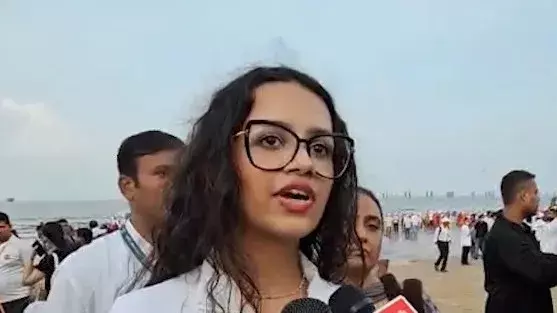जुहू बीच सफाई अभियान: सीएम की पत्नी अमृता और बेटी दिविजा हुईं शामिल