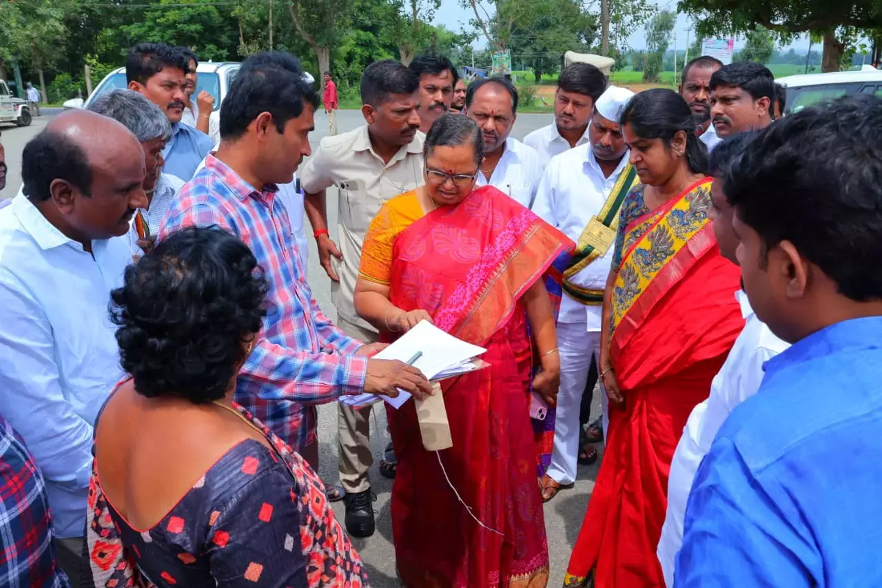 Telangana: कलेक्टर ने कोंडापोचम्मासागर, मल्लानसागर विस्थापितों के आर एंड आर मुद्दों की समीक्षा की