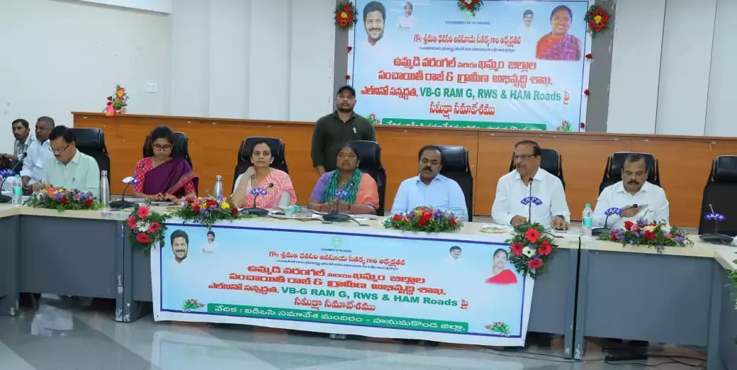 Telangana: सीथक्का ने अधिकारियों को ग्रीष्मकालीन पेयजल योजना तैयार करने का निर्देश दिया