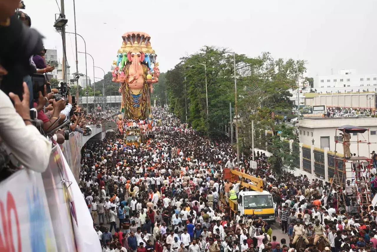 Telangana: हैदराबाद में गणेश जी को श्रद्धापूर्वक विदाई दी गई Telangana: हैदराबाद में गणेश जी को श्रद्धापूर्वक विदाई दी गई