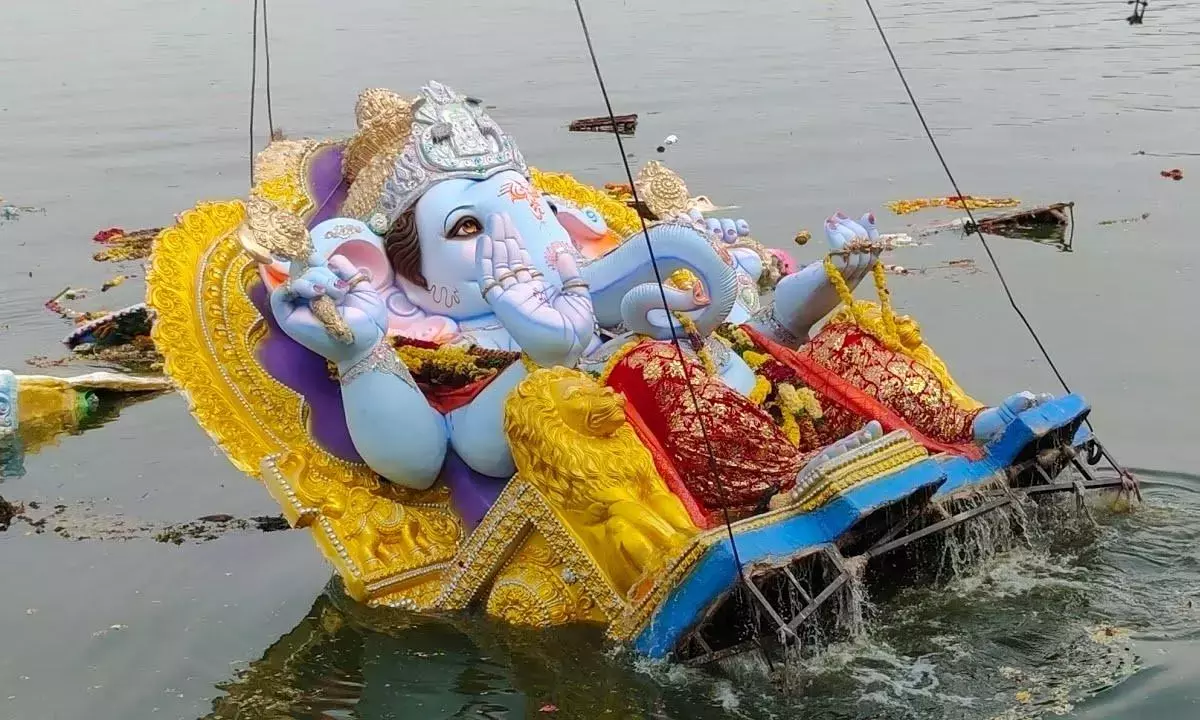 Telangana: हैदराबाद में गणेश विसर्जन जुलूस शांतिपूर्वक जारी है