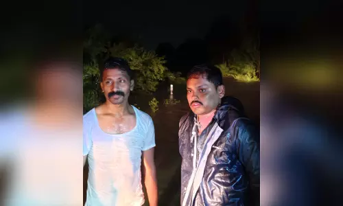 मोटरसाइकिल समेत बहकर पेड़ में फंसा युवक, डायल-112 ने बचाया