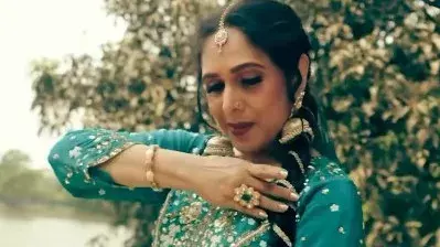 मीनाक्षी शेषाद्री का यह खास अंदाज सोशल मीडिया पर छाया