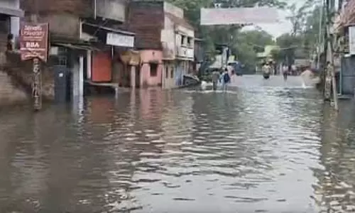 झारखंड में लगातार हो रही बारिश से जनजीवन प्रभावित, रांची और जमशेदपुर में स्कूल बंद झारखंड में लगातार हो रही बारिश से जनजीवन प्रभावित, रांची और जमशेदपुर में स्कूल बंद