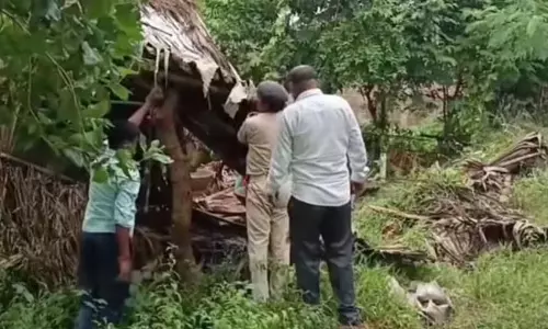 युवती से बदसलूकी के मामले में बड़ी कार्रवाई, तीन आरोपितों के घर चला बुलडोजर