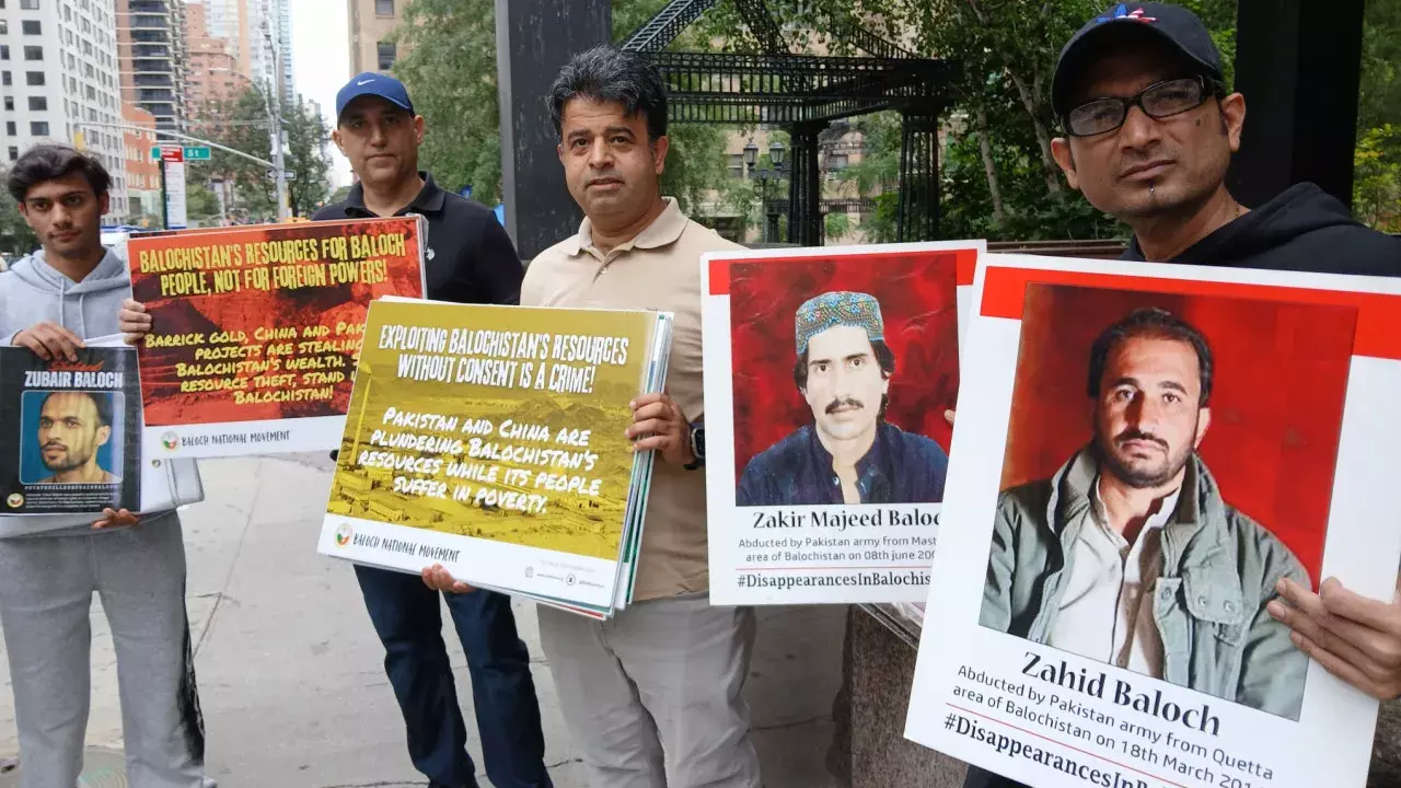 UN के बाहर बलूच और पश्तून कार्यकर्ताओं का प्रदर्शन UN के बाहर बलूच और पश्तून कार्यकर्ताओं का प्रदर्शन