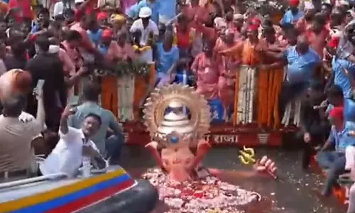 गिरगांव चौपाटी पर लालबागचा राजा का विसर्जन, हजारों भक्तों ने किए अंतिम दर्शन