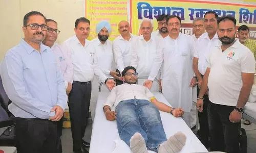 रक्तदान कर मनाई देवीलाल की जयंती रक्तदान कर मनाई देवीलाल की जयंती