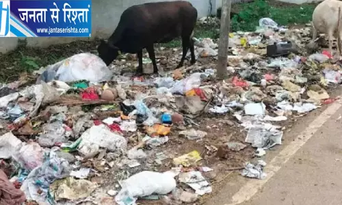कुपवाड़ा के मुख्य बाजार में कचरा फेंकने और जलाने से व्यापारी नाराज, नगर परिषद पर उठाए सवाल कुपवाड़ा के मुख्य बाजार में कचरा फेंकने और जलाने से व्यापारी नाराज, नगर परिषद पर उठाए सवाल