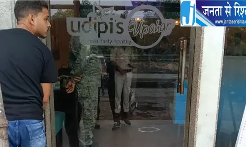 बिंदल मॉल के पास फायरिंग से मचा हड़कंप, गोली लगने से तीन लोग घायल बिंदल मॉल के पास फायरिंग से मचा हड़कंप, गोली लगने से तीन लोग घायल