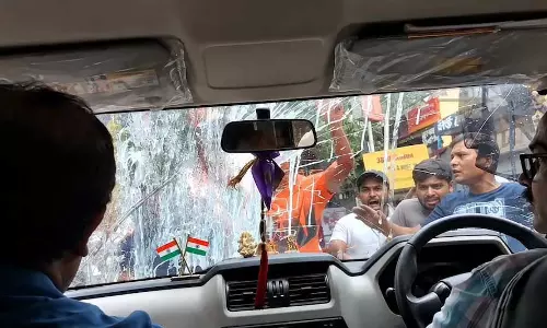 काफिले पर अंडा...विधायक की कार पर हमला, सामने आया VIDEO