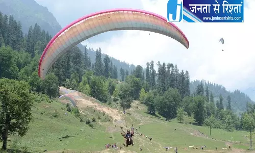मनाली का आसमान पैराग्लाइडिंग से हुआ गुलजार मनाली का आसमान पैराग्लाइडिंग से हुआ गुलजार