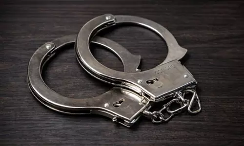 3.5 लाख की डकैती के मामले में फरार आरोपी गिरफ्तार, पिस्तौल बरामद 3.5 लाख की डकैती के मामले में फरार आरोपी गिरफ्तार, पिस्तौल बरामद