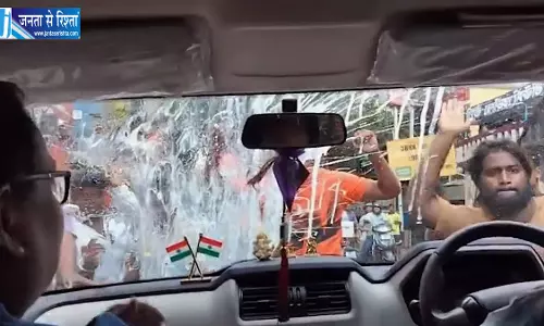 ममता बनर्जी की रैली में जा रहे TMC विधायक कुणाल घोष की कार पर अंडे-पत्थर फेंके ममता बनर्जी की रैली में जा रहे TMC विधायक कुणाल घोष की कार पर अंडे-पत्थर फेंके