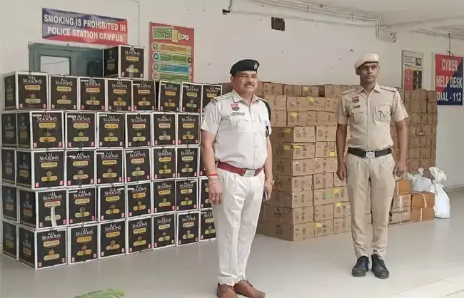 दिल्ली-जयपुर हाईवे पर दुर्घटनाग्रस्त वाहन से 276 पेटी अवैध शराब बरामद
