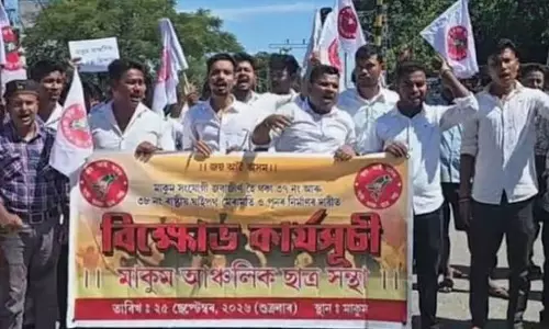 माकुम में NH-37 और NH-38 की बदहाली पर विरोध माकुम में NH-37 और NH-38 की बदहाली पर विरोध