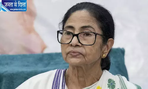 TMC नेताओं को नजरबंद करने का ममता बनर्जी ने लगाया आरोप, सेरामपुर रैली को लेकर सियासत तेज TMC नेताओं को नजरबंद करने का ममता बनर्जी ने लगाया आरोप, सेरामपुर रैली को लेकर सियासत तेज