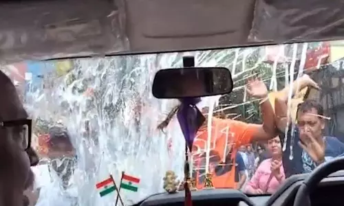 श्रीरामपुर में TMC विधायक कुणाल घोष की कार पर अंडे फेंकने का आरोप श्रीरामपुर में TMC विधायक कुणाल घोष की कार पर अंडे फेंकने का आरोप