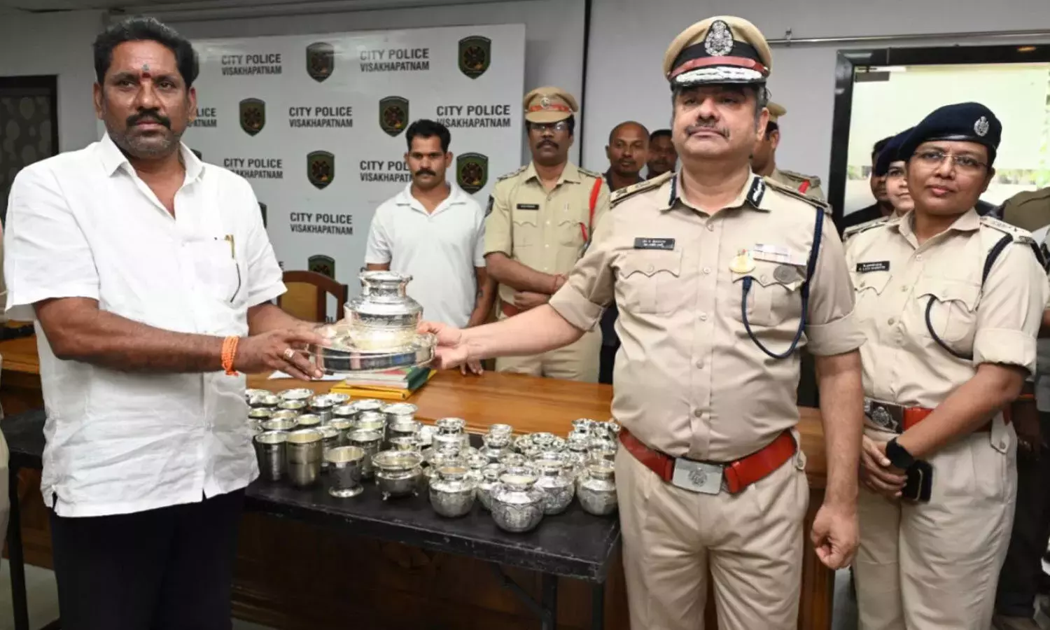 Andhra: पुलिस ने अगस्त में संपत्ति से जुड़े 74 मामलों का पता लगाया Andhra: पुलिस ने अगस्त में संपत्ति से जुड़े 74 मामलों का पता लगाया