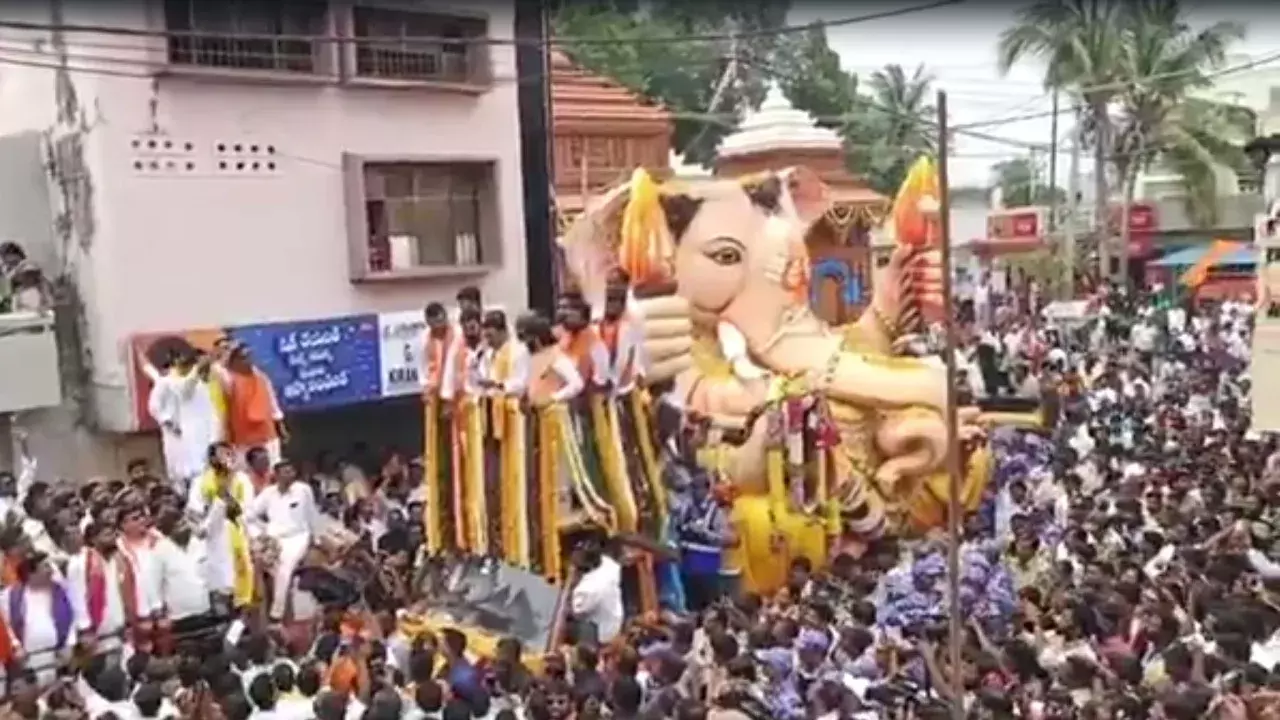 हैदराबाद: बालापुर गणेश लड्डू पर रिकॉर्ड 39 लाख की बोली हैदराबाद: बालापुर गणेश लड्डू पर रिकॉर्ड 39 लाख की बोली