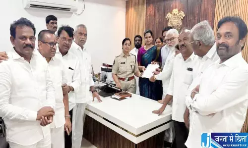 कार्यकर्ताओं पर कार्रवाई से भड़की YSRCP राज्यव्यापी आंदोलन की चेतावनी कार्यकर्ताओं पर कार्रवाई से भड़की YSRCP राज्यव्यापी आंदोलन की चेतावनी