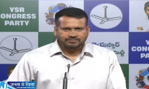 शराब बिक्री पर सवाल उठाने वाले युवकों की गिरफ्तारी का YSRCP ने किया विरोध शराब बिक्री पर सवाल उठाने वाले युवकों की गिरफ्तारी का YSRCP ने किया विरोध
