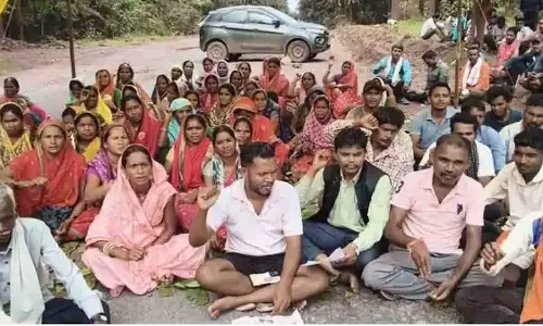 पेयजल की मांग को लेकर ग्रामीणों का अनिश्चितकालीन आंदोलन