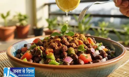 घर पर बनाएं मसालेदार चना आलू चाट बेहद आसान है रेसिपी