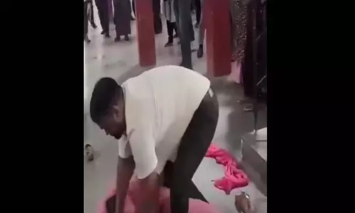 कचहरी परिसर में मची अफरा-तफरी, पति ने पत्नी को बेतहाशा पीटा कचहरी परिसर में मची अफरा-तफरी, पति ने पत्नी को बेतहाशा पीटा