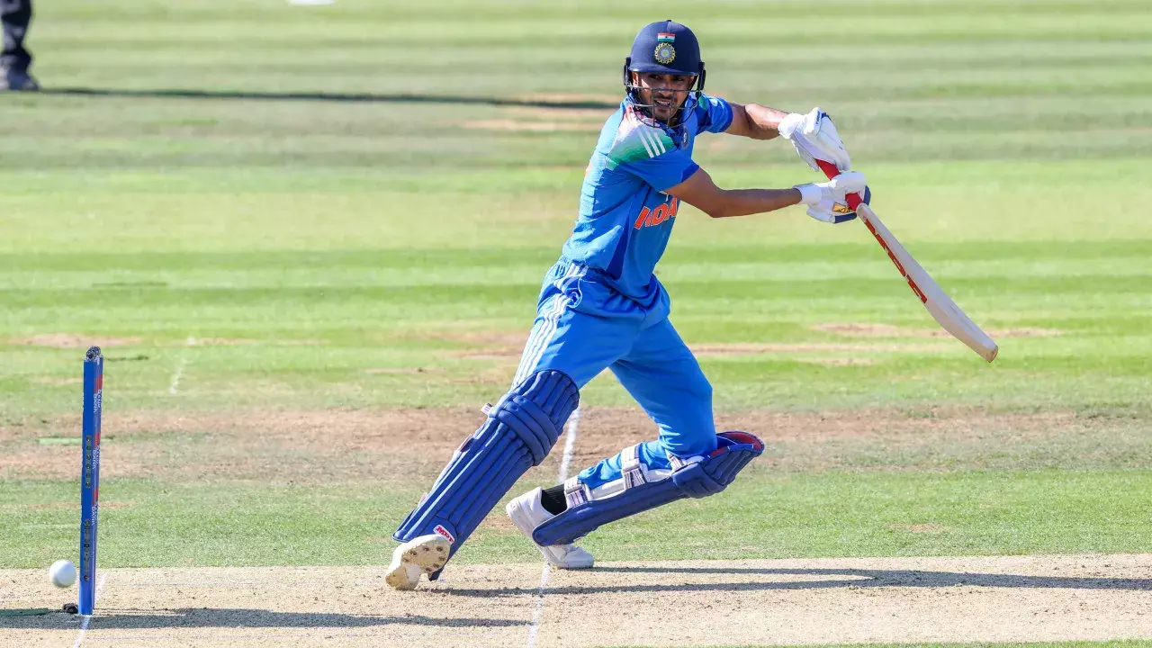 कोटक की पुष्टि: कोहनी की चोट के बाद भी खेलेंगे गिल कोटक की पुष्टि: कोहनी की चोट के बाद भी खेलेंगे गिल
