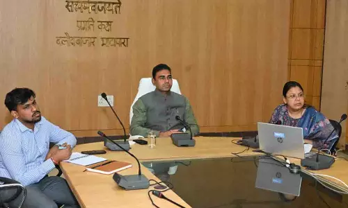 कलेक्टर ने तैयारी को लेकर की समीक्षा, अधिकारियों को दिये जरुरी निर्देश कलेक्टर ने तैयारी को लेकर की समीक्षा, अधिकारियों को दिये जरुरी निर्देश