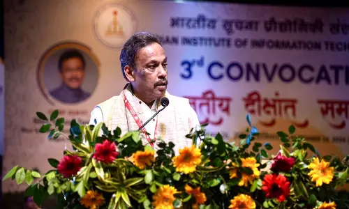 दीक्षांत समारोह में तावड़े ने छात्रों को दी बधाई दीक्षांत समारोह में तावड़े ने छात्रों को दी बधाई